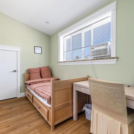Three Bedrooms Brand New Laneway House Near Public Transit แวนคูเวอร์ ภายนอก รูปภาพ