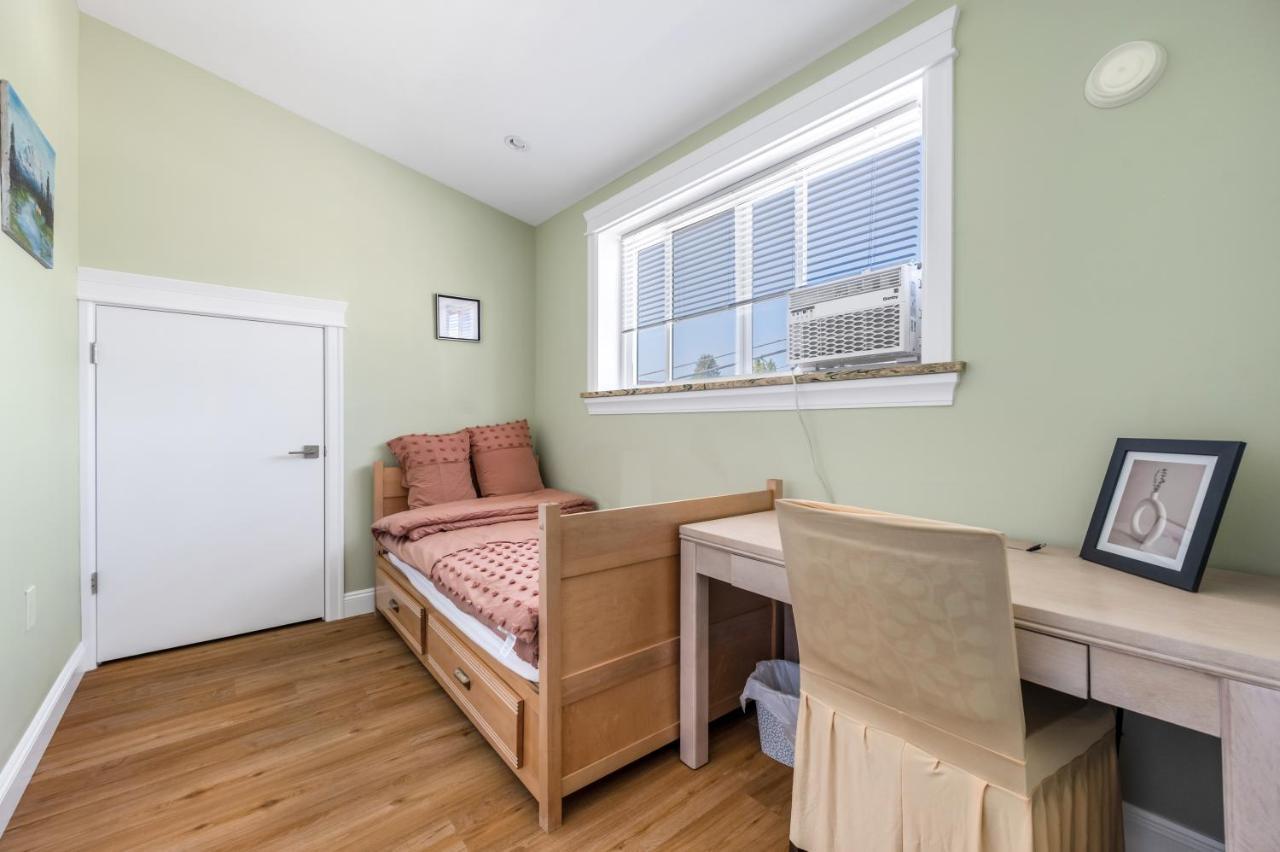 Three Bedrooms Brand New Laneway House Near Public Transit แวนคูเวอร์ ภายนอก รูปภาพ