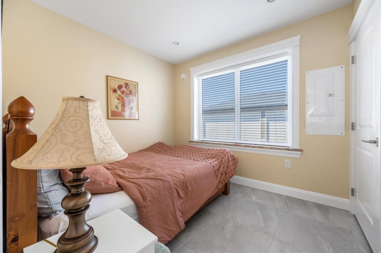 Three Bedrooms Brand New Laneway House Near Public Transit แวนคูเวอร์ ภายนอก รูปภาพ